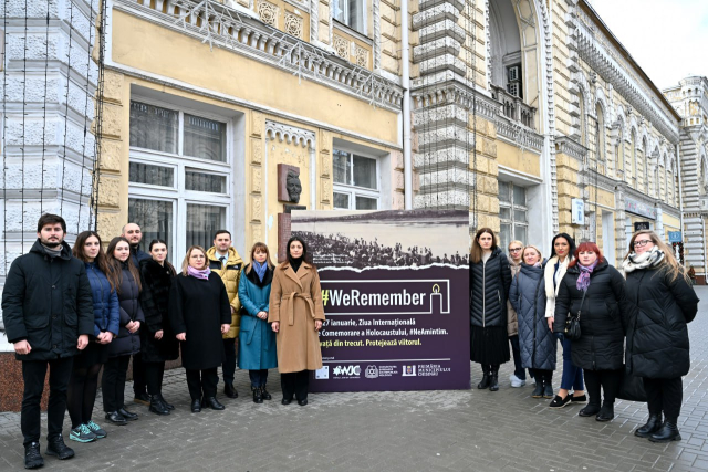 Instalație tridimensională „We Remember” (ne amintim) în preajma clădirii municipalității, de sensibilizare a opiniei publice, în cadrul Săptămânii de comemorare a victimelor Holocaustului